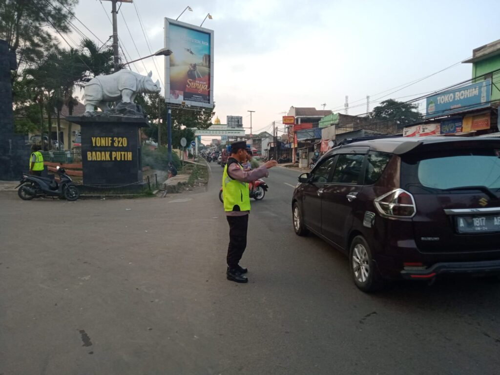 Anggota Polsek Cadasari Lakukan Pengaturan Lalu Lintas Sore di Depan Pasar 10 WhatsApp Image 2024 06 18 at 08.08.06