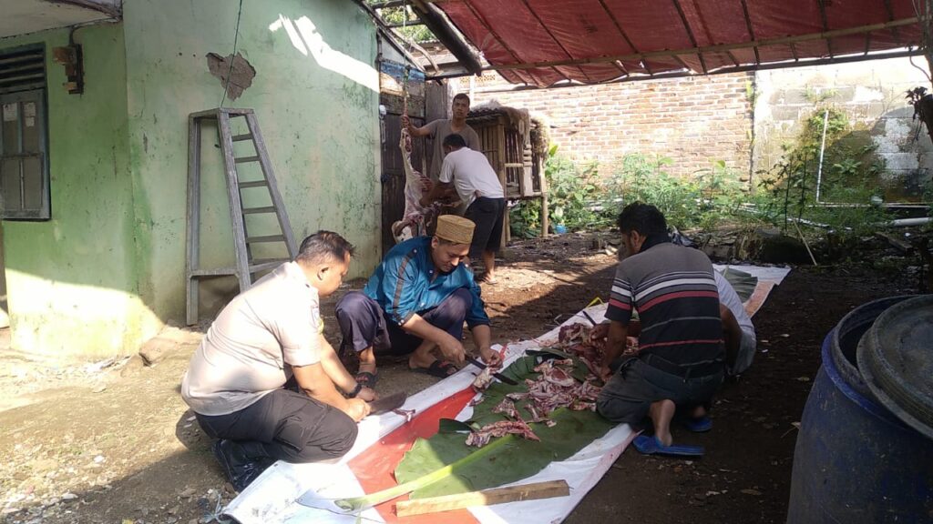 Bhabinkamtibmas Polsek Cadasari Membantu Memotong Daging Hewan Qurban Bersama Panitia Idul Adha 8 WhatsApp Image 2024 06 18 at 08.08.41
