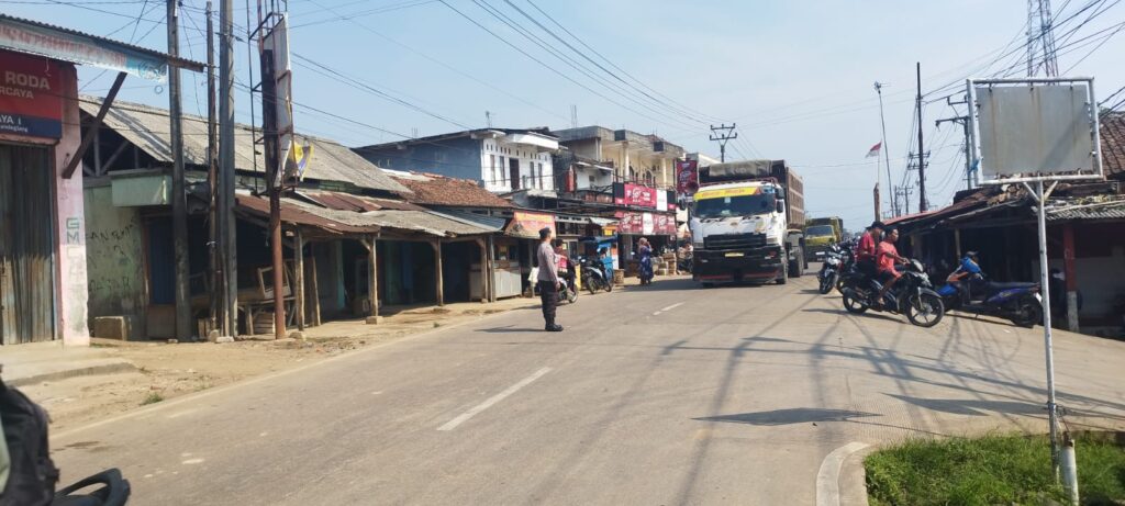 Personil Polsek Bojong Berikan Pelayanan Pengaturan Lalu Lintas Selama Libur Lebaran Idul Adha 5 WhatsApp Image 2024 06 18 at 10.06.48