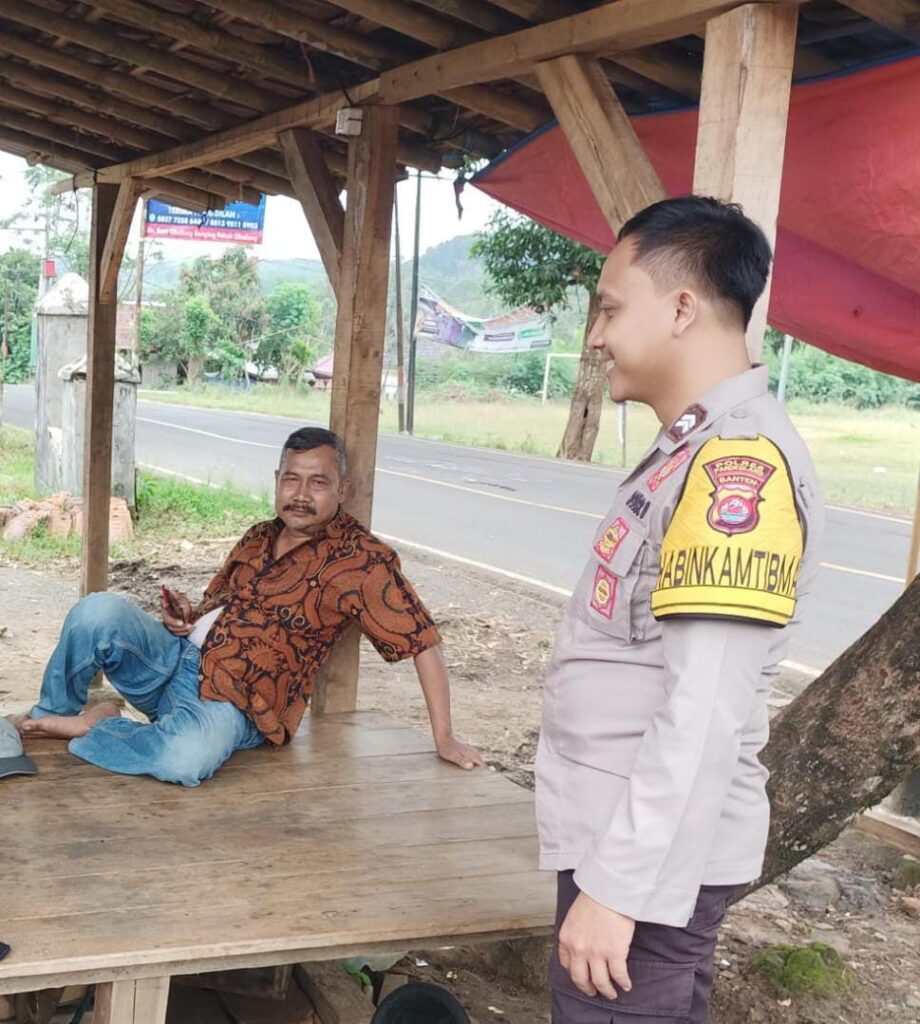 Polsek Cibaliung Jalin Silaturahmi dan Imbau Kamtibmas Melalui Sambang Dialogis 5 WhatsApp Image 2024 06 18 at 10.34.33