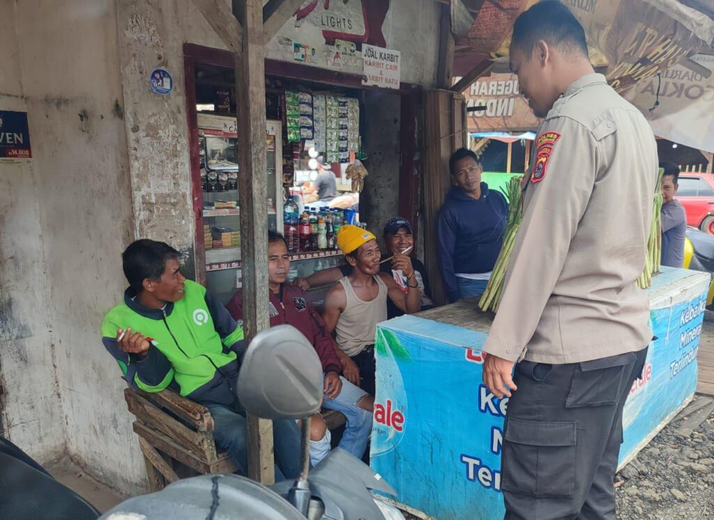 Polsek Cibaliung Sambangi Warga untuk Tingkatkan Keamanan dan Ketertiban 4 WhatsApp Image 2024 06 18 at 10.35.58
