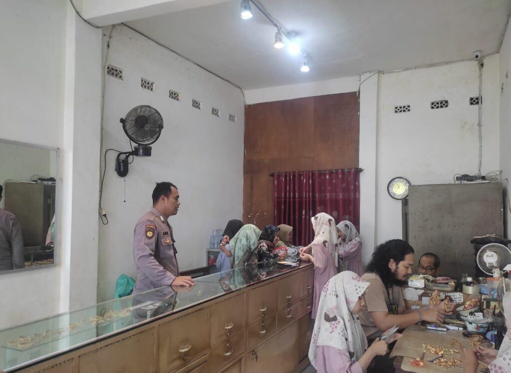 Patroli Polsek Cibaliung Jaga Keamanan Toko Emas di Pasar Sukajadi 3 WhatsApp Image 2024 06 18 at 10.38.58