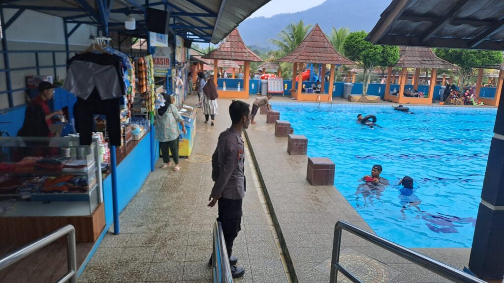 Personil Polsek Mandalawangi Perketat Prokes Pengunjung wisata DM di hari libur panjang 2 WhatsApp Image 2024 06 18 at 11.20.09