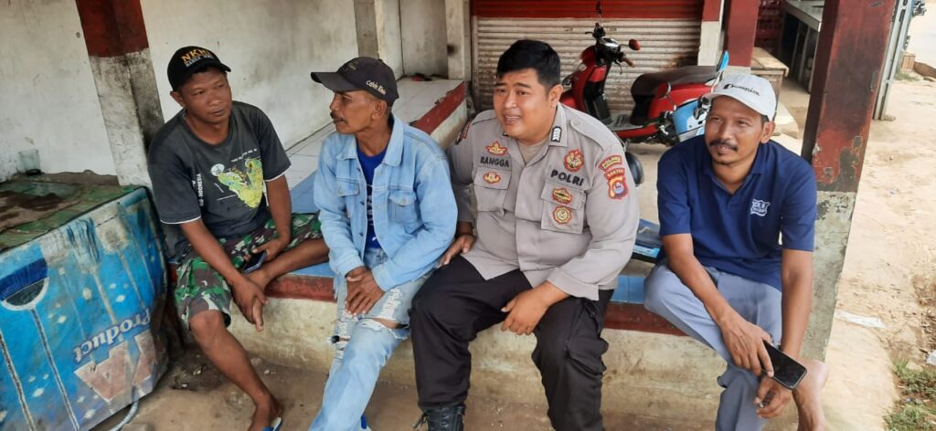 Bhabinkamtibmas Polsek Bojong Polres Pandeglang Sambangi Ojek Pengkolan, Berikan Himbauan Kamtibmas 3 WhatsApp Image 2024 06 18 at 13.16.20