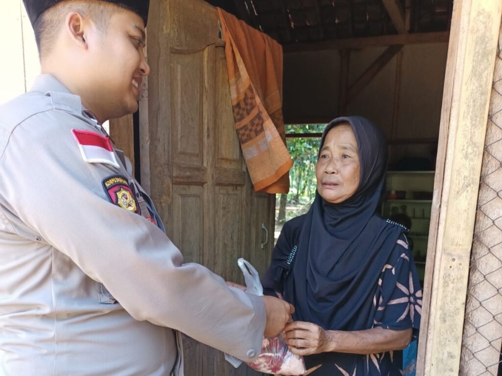 Polsek Cikeusik Gelar Bantuan Sosial Kepada Warga Cikeusik 10 WhatsApp Image 2024 06 18 at 14.30.17