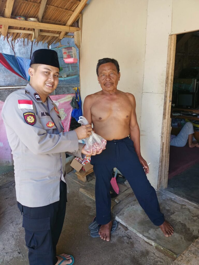 Polsek Cikeusik Gelar Bantuan Sosial Kepada Warga Cikeusik 9 WhatsApp Image 2024 06 18 at 14.30.26