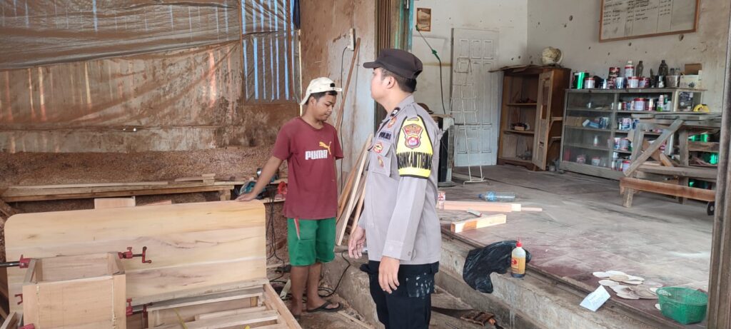 Bhabinkamtibmas Polsek Cikeusik terus lakukan sambang ke warga secara dialogis jalin komunikasi demi Kamtibmas 8 WhatsApp Image 2024 06 18 at 14.32.11