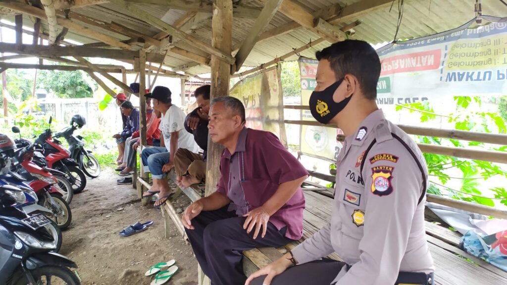Bhabinkamtibmas Polsek Bojong Polres Pandeglang Berikan Edukasi Keselamatan Berlalu Lintas kepada Pengendara Ojek 2 WhatsApp Image 2024 06 18 at 14.52.05