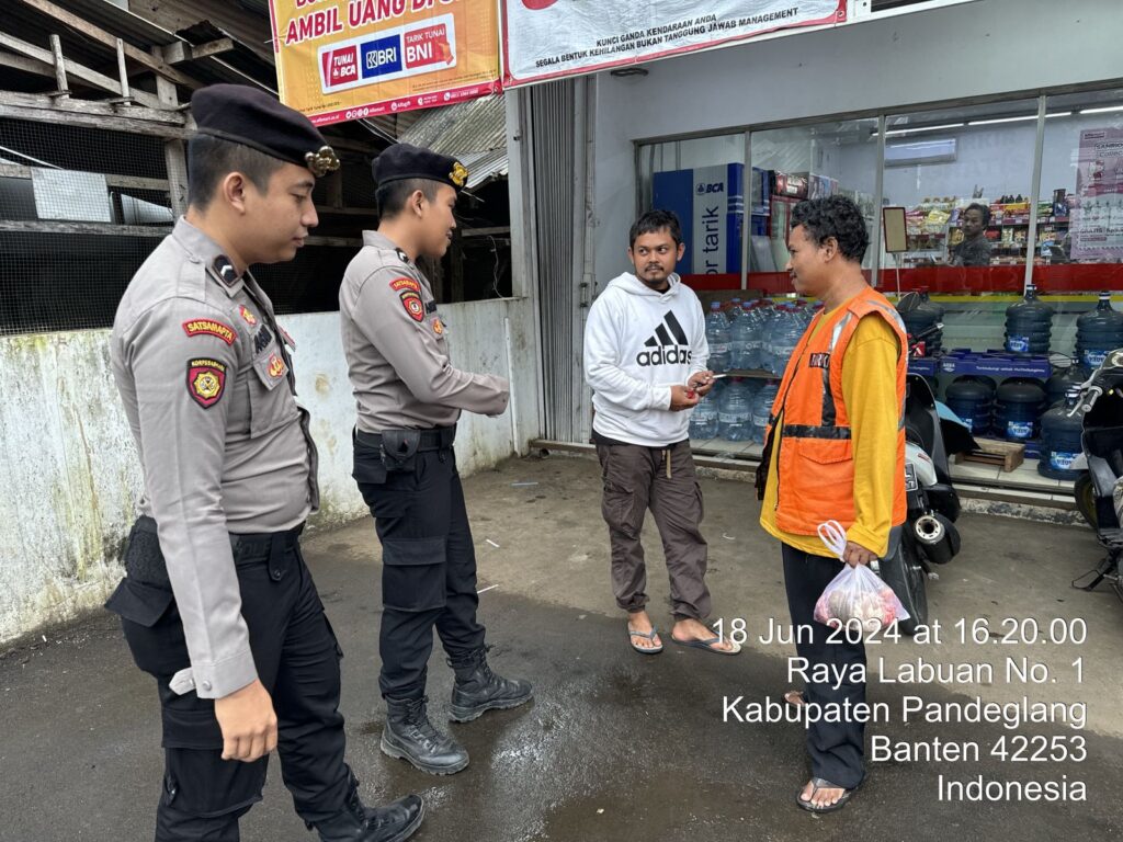 Sat Samapta Polres Pandeglang Gelar Patroli Dialogis, Sambangi Petugas Parkir dan Berikan Edukasi 1 WhatsApp Image 2024 06 18 at 18.40.52