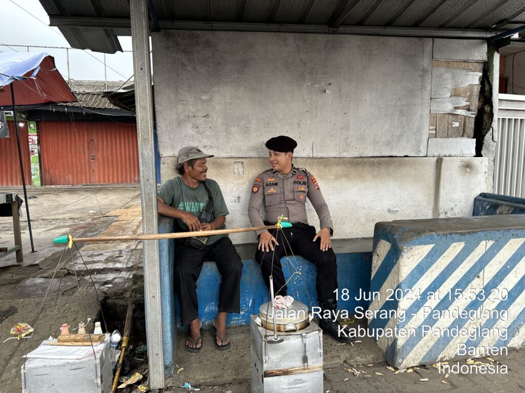 Personil Sat Samapta Polres Pandeglang Dekatkan Diri dengan Masyarakat, Sambangi Pedagang Bakso Keliling di Pertigaan Cigadung 10 WhatsApp Image 2024 06 18 at 18.40.53