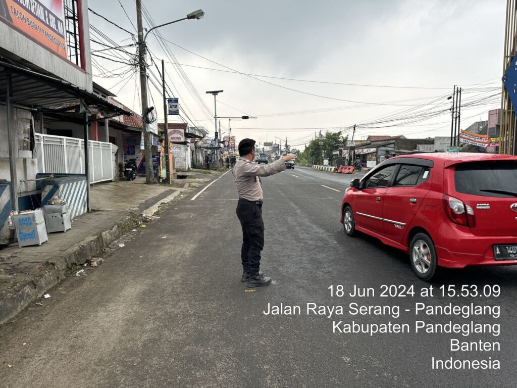 Personil Sat Samapta Polres Pandeglang Gelar Strong Point pada Libur Idul Adha di Pertigaan Cigadung 9 WhatsApp Image 2024 06 18 at 18.40.54
