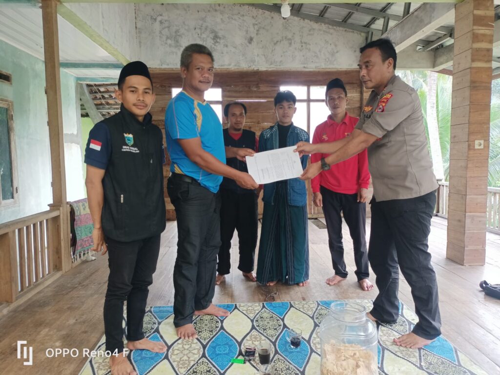 Polsek Pulosari Polres Pandeglang Serahkan Pria Terlantar ke Pondok Pesantren Khoirul Umah 1 WhatsApp Image 2024 06 18 at 22.42.36