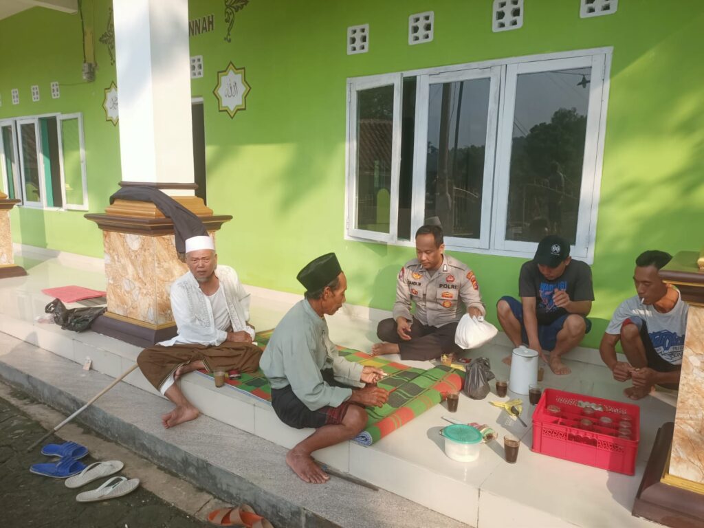Bhabinkamtibmas Polsek Pulosari Polres Pandeglang Jalin Silaturahmi dengan Warga Desa Banjarnegara untuk Jaga Sitkamtibmas 2 WhatsApp Image 2024 06 18 at 22.43.18