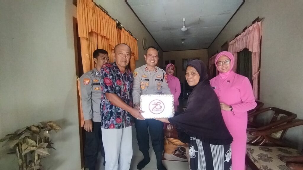 Kapolsek Cimanuk Polres Pandeglang Kunjungi Rumah Purnawirawan Polri dalam Rangka HUT Bhayangkara ke-78 4 WhatsApp Image 2024 06 18 at 23.06.17