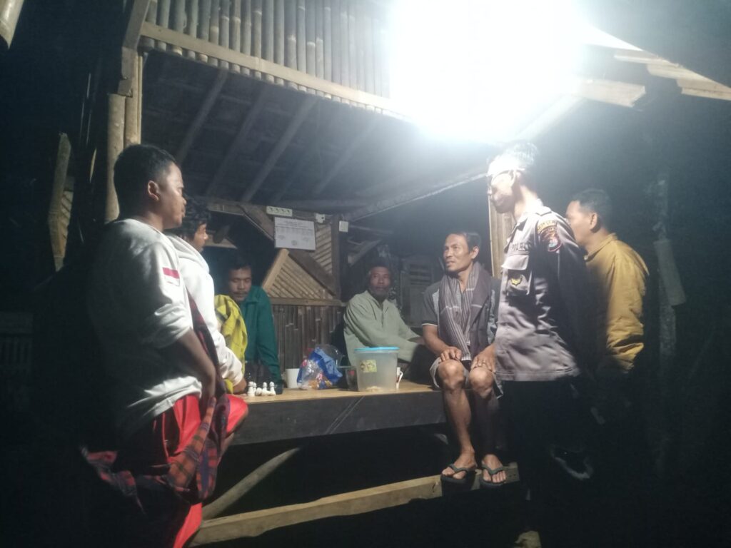 Bhabinkamtibmas Polsek Mandalawangi Giat Kontrol Pos Ronda, Jaga Keamanan Lingkungan 6 WhatsApp Image 2024 06 18 at 23.36.57