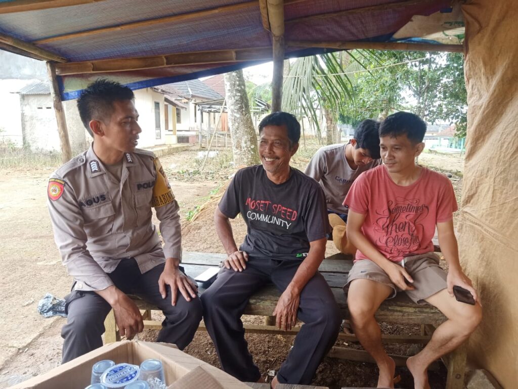 Bhabinkamtibmas Polsek Cimanggu Sambang dan Sampaikan Pesan Kamtibmas 8 WhatsApp Image 2024 06 19 at 00.39.40
