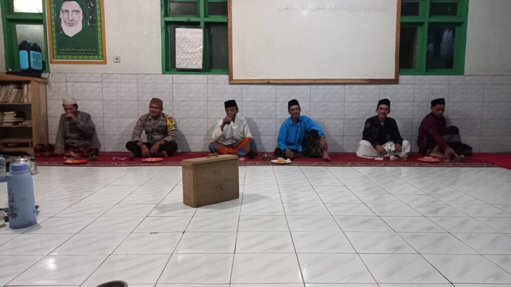 Bhabinkamtibmas Polsek Carita Hadiri Pengajian Haul Syekh Abdul Qodir Jaelani 9 WhatsApp Image 2024 06 19 at 01.12.18