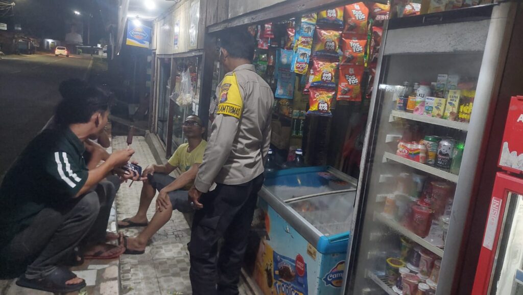 Personil Polsek Carita Lakukan Patroli Malam untuk Meningkatkan Keamanan 10 WhatsApp Image 2024 06 19 at 01.15.14