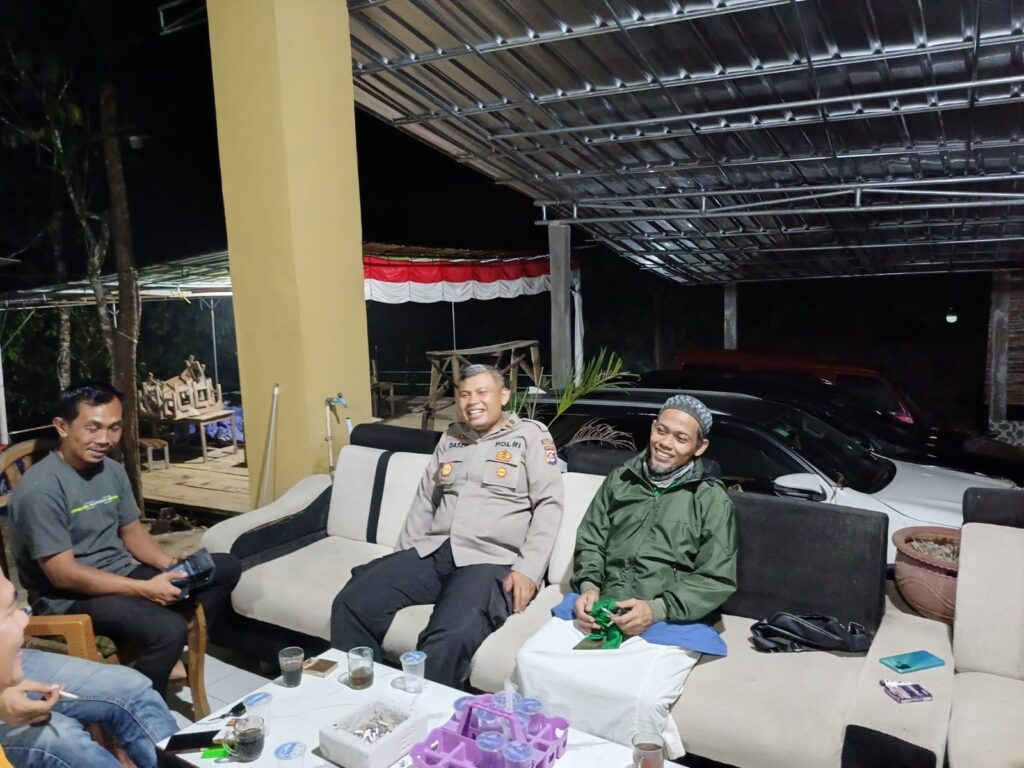 Dekat dengan Masyarakat, Polsek Pagelaran Ciptakan Kondusifitas 1 WhatsApp Image 2024 06 19 at 02.49.33