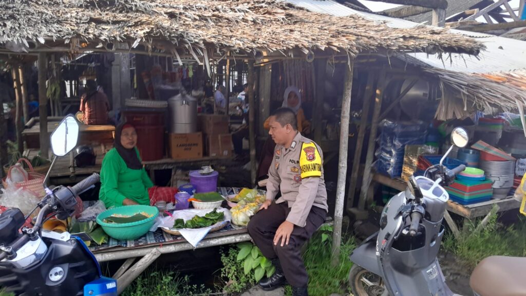Polsek Pagelaran Melakukan Cek Harga Bahan Pokok di Pasar Pagelaran 2 WhatsApp Image 2024 06 19 at 03.01.30