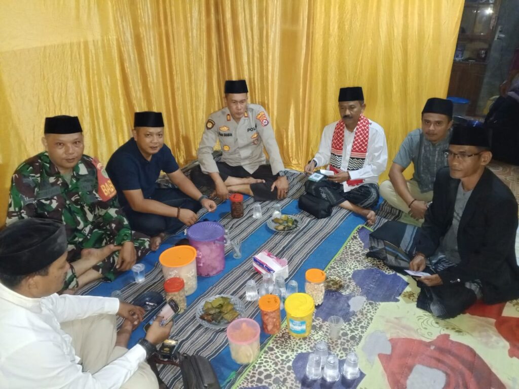 Kapolsek Angsana dan Camat Hadiri Walimatul Khitan di Desa Padamulya 3 WhatsApp Image 2024 06 19 at 06.41.16