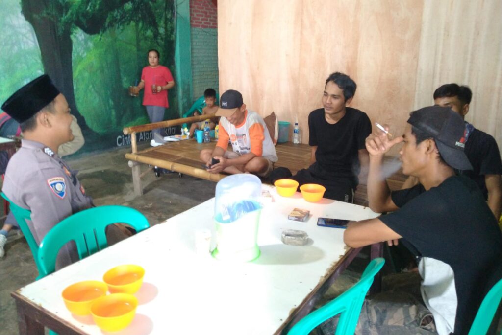 Bhabinkamtibmas Polsek Angsana Sambangi Masyarakat Desa Sumurlaban 4 WhatsApp Image 2024 06 19 at 06.43.04
