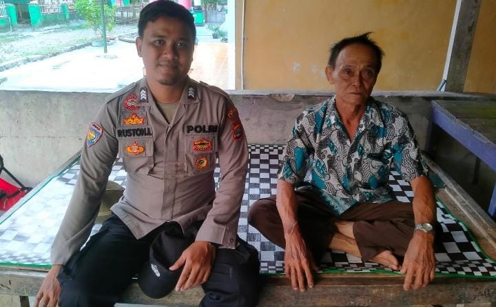 Bhabinkamtibmas Polsek Angsana Laksanakan Sambang di Desa Padamulya 5 WhatsApp Image 2024 06 19 at 06.44.55