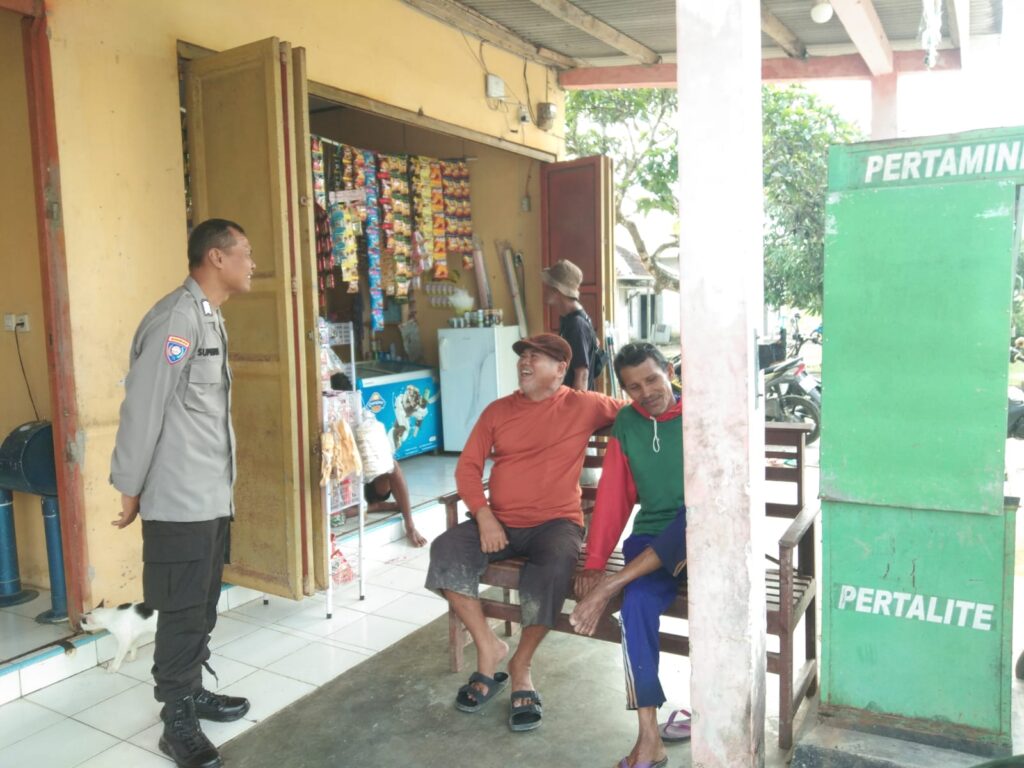 Polsek Cikeusik Gelar Patroli Siang dan Sambangi Masyarakat Desa Sukamulya 10 WhatsApp Image 2024 06 19 at 12.00.18