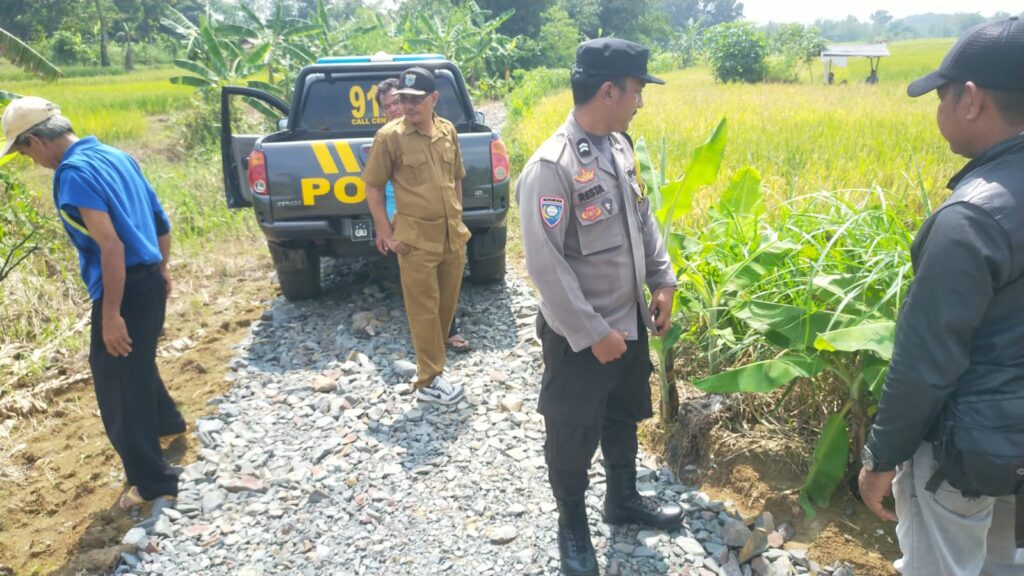 Polsek Cikeusik Gelar Patroli Siang dan Sambangi Masyarakat Desa Sukaseneng 9 WhatsApp Image 2024 06 19 at 12.00.25