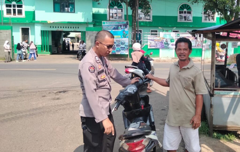 Polsek Menes Polres Pandeglang Gelar Himbauan Keselamatan Berkendara di Pertigaan Cimanying 7 WhatsApp Image 2024 06 19 at 12.54.59