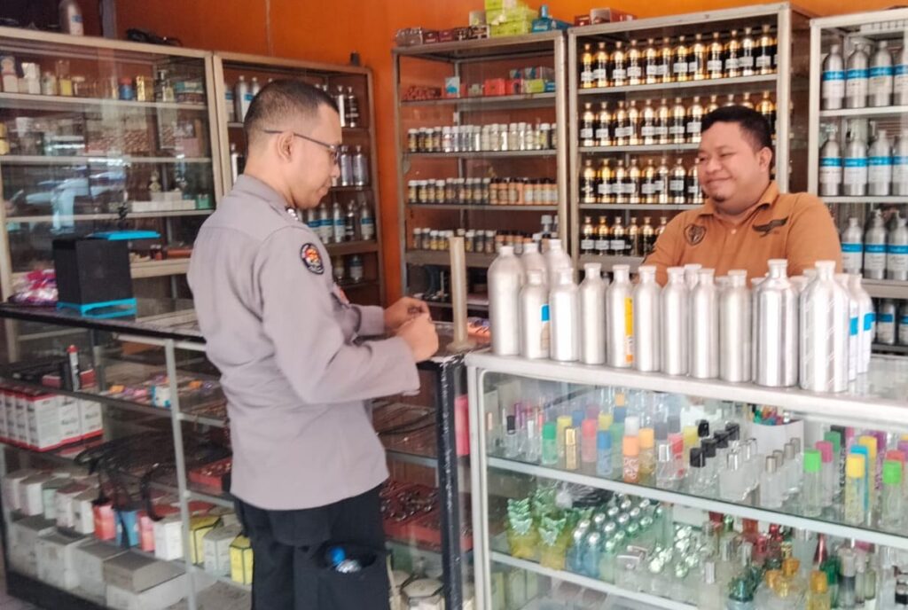 Polsek Menes Polres Pandeglang Gelar Himbauan Kamtibmas Kepada Penjual Parfum di Pertigaan Cimanying 6 WhatsApp Image 2024 06 19 at 13.04.22