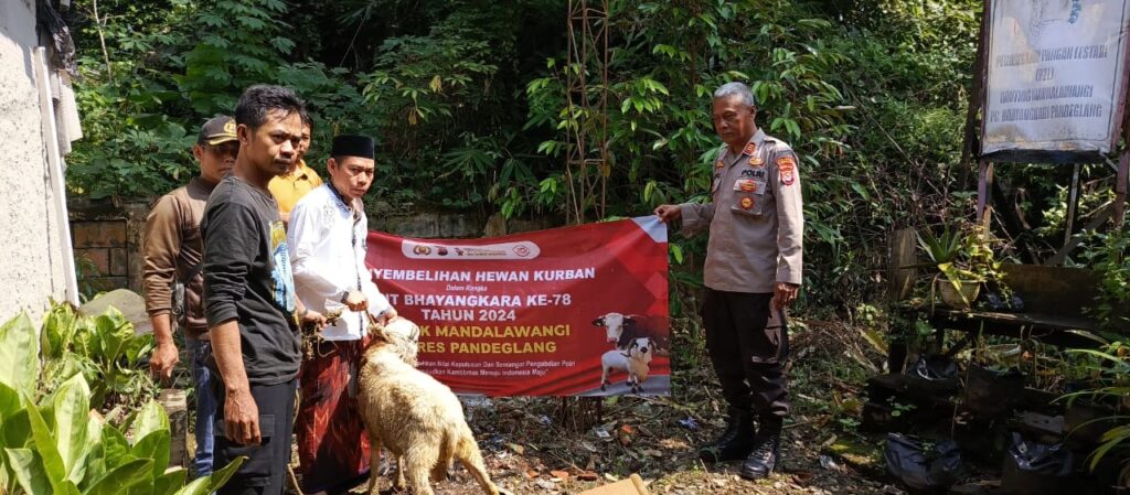 Polsek Mandalawangi Polres Pandeglang Bagikan Daging Kurban kepada Masyarakat 5 WhatsApp Image 2024 06 19 at 13.07.35
