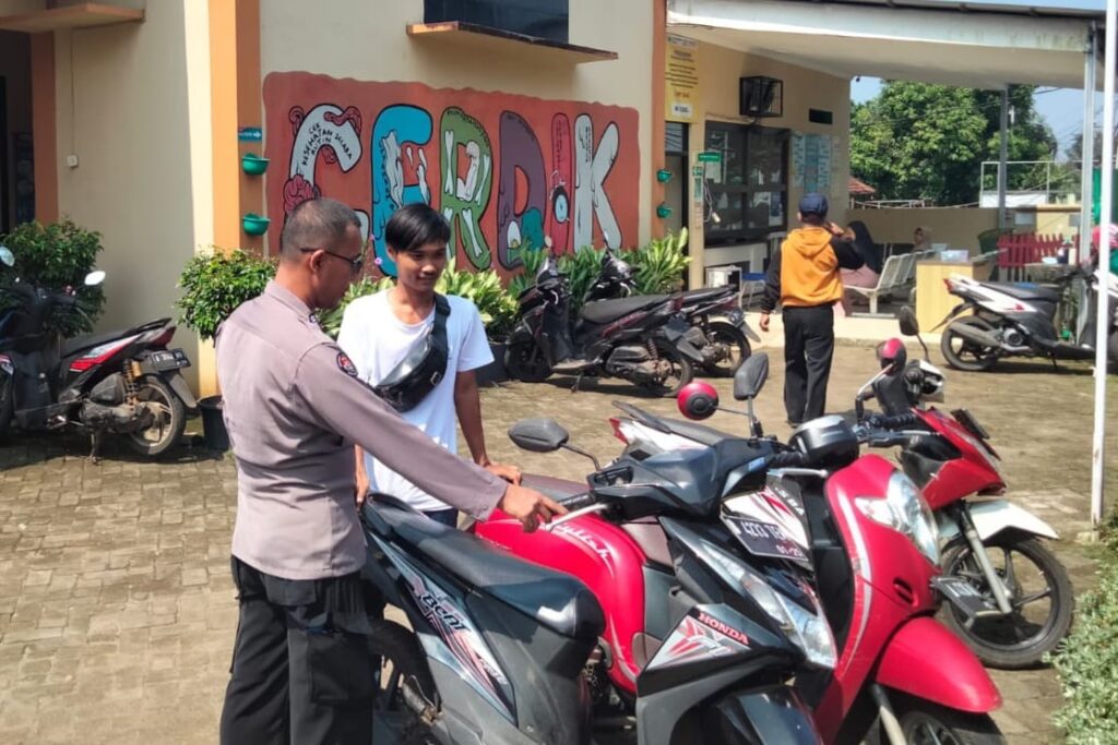 Polsek Menes Tingkatkan Keamanan di Puskesmas Menes Melalui Himbauan Kamtibmas Kepada Petugas Parkir 4 WhatsApp Image 2024 06 19 at 13.08.37