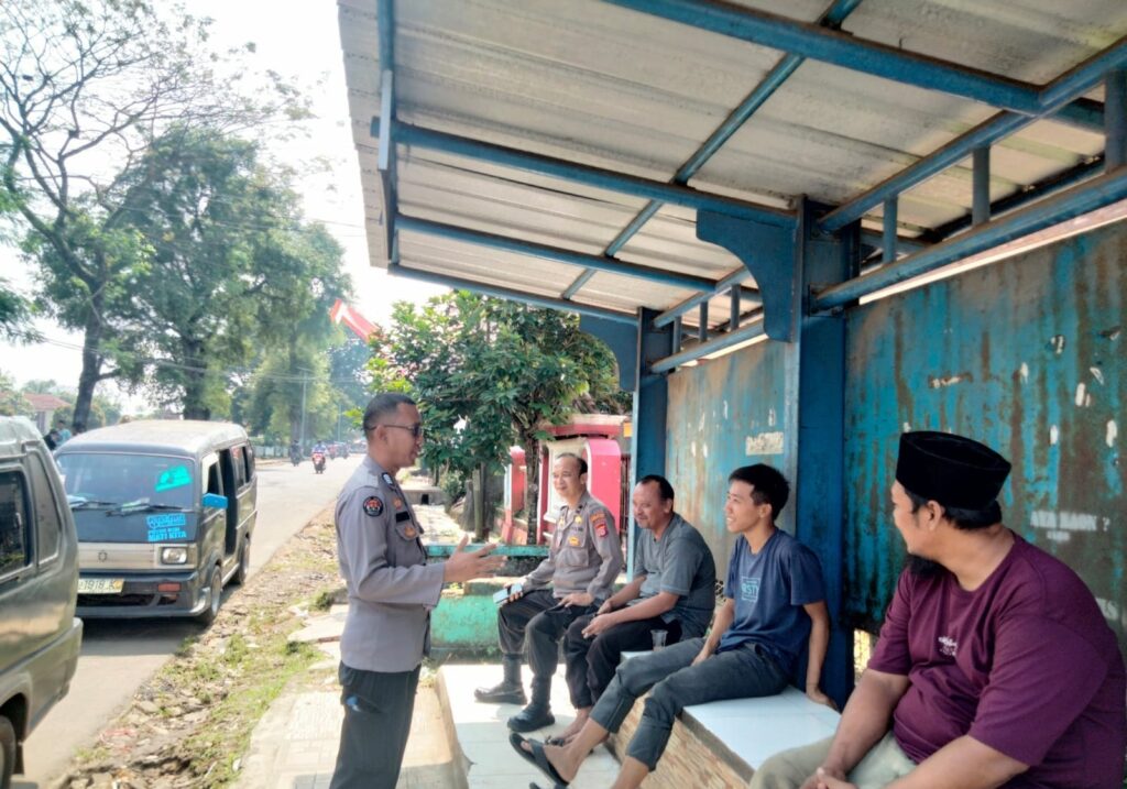 Polsek Menes Polres Pandeglang Gelar Himbauan Lalu Lintas Kepada Sopir Angkot di Kecamatan Menes 3 WhatsApp Image 2024 06 19 at 13.13.14 1