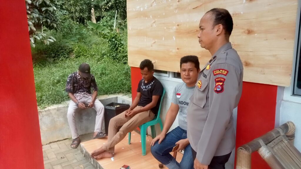 Polsek Menes Sambangi Warga, Jalin Silaturahmi dan Ciptakan Kamtibmas Kondusif 2 WhatsApp Image 2024 06 19 at 13.19.15