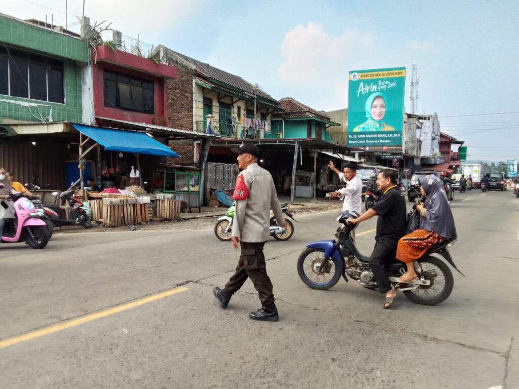 Personil Polsek Cimanuk Laksanakan Pengaturan Lalu Lintas di Pasar Batu Bantar untuk Kurangi Kemacetan 4 WhatsApp Image 2024 06 19 at 22.50.53