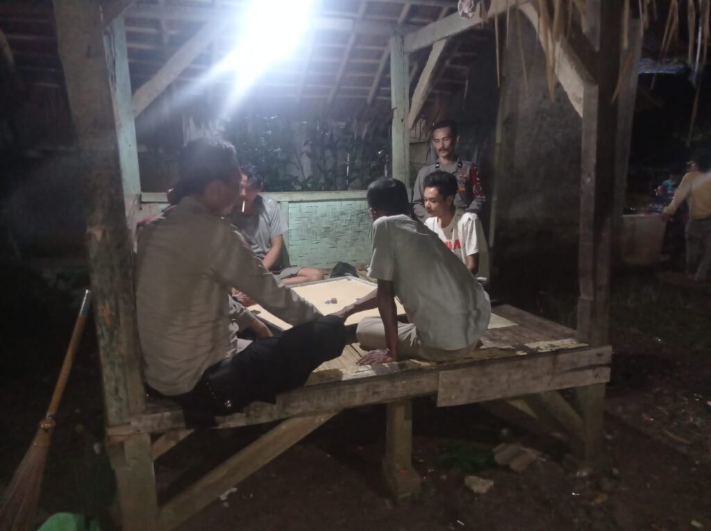 Bhabinkamtibmas Polsek Cimanuk Ajak Warga Desa Palanyar Aktif Laksanakan Ronda Malam 5 WhatsApp Image 2024 06 19 at 23.01.42
