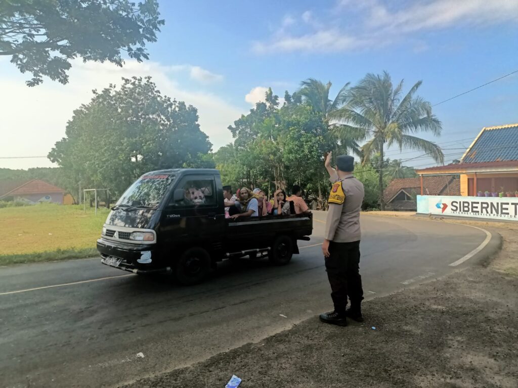 Anggota Polsek Cibaliung Melaksanakan Pengaturan Lalu Lintas di Jalan Raya Cibaliung 6 WhatsApp Image 2024 06 19 at 23.02.29