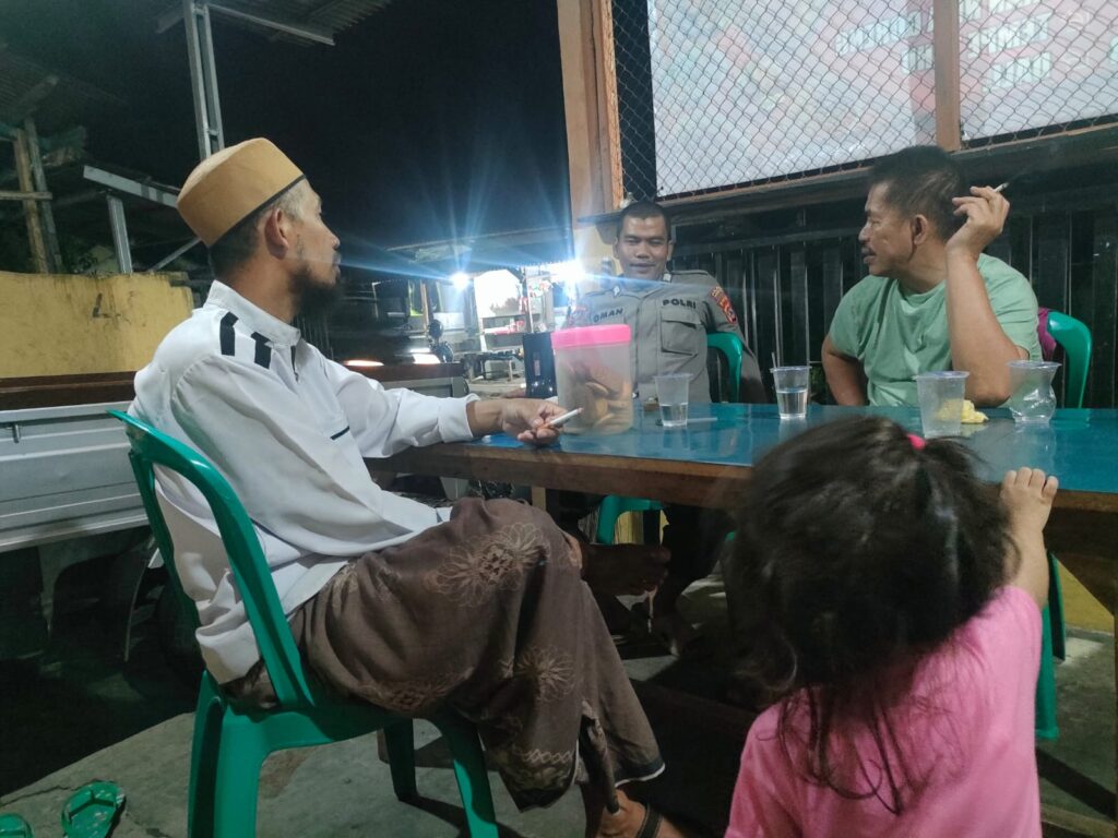 Bhabinkamtibmas Polsek Pulosari Sambangi Warga Desa Banjarwangi: Ajak Berpartisipasi dalam Menjaga Keamanan dan Ketertiban 8 WhatsApp Image 2024 06 19 at 23.06.29