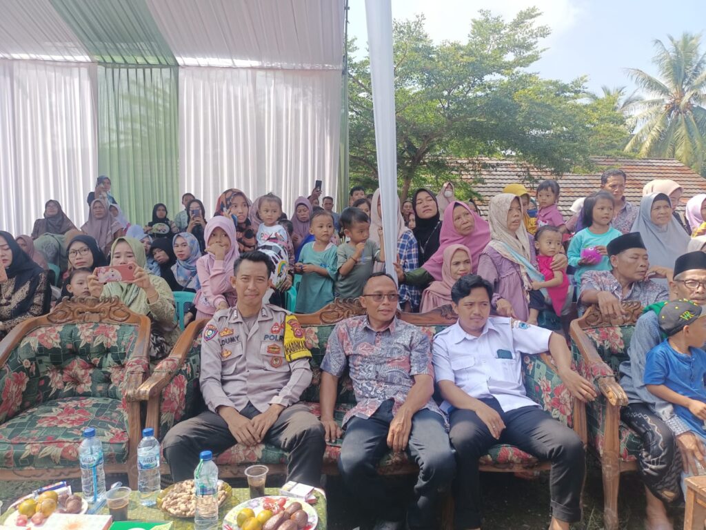 Bhabinkamtibmas Polsek Cigeulis Mendukung Acara Pelepasan dan Kenaikan Kelas: Kebersamaan dalam Keamanan 1 WhatsApp Image 2024 06 19 at 23.23.52