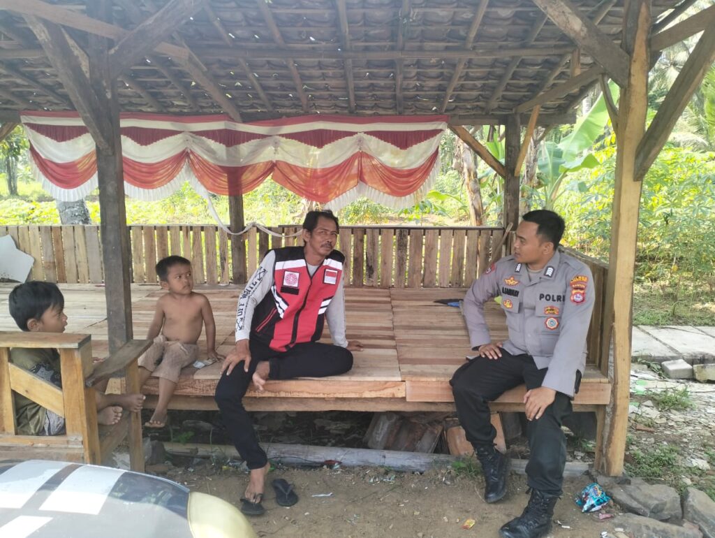 Polsek Panimbang Sambangi Warga Desa Mekarsari untuk Menjaga Kamtibmas 9 WhatsApp Image 2024 06 20 at 00.55.03