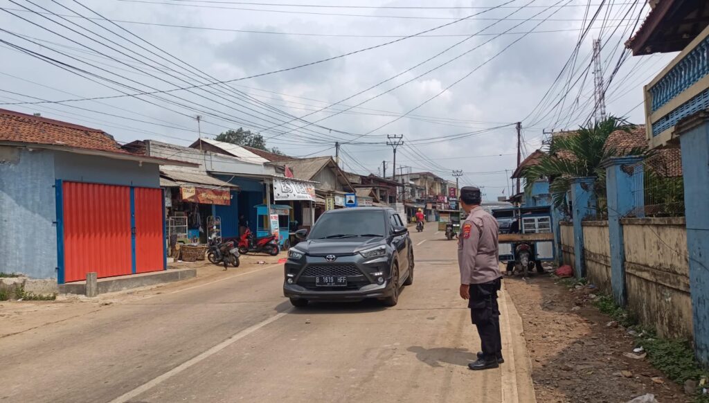 Polsek Bojong Berikan Pelayanan Prima dengan Pengaturan Lalu Lintas di Pasar Bojong 3 WhatsApp Image 2024 06 20 at 08.49.46