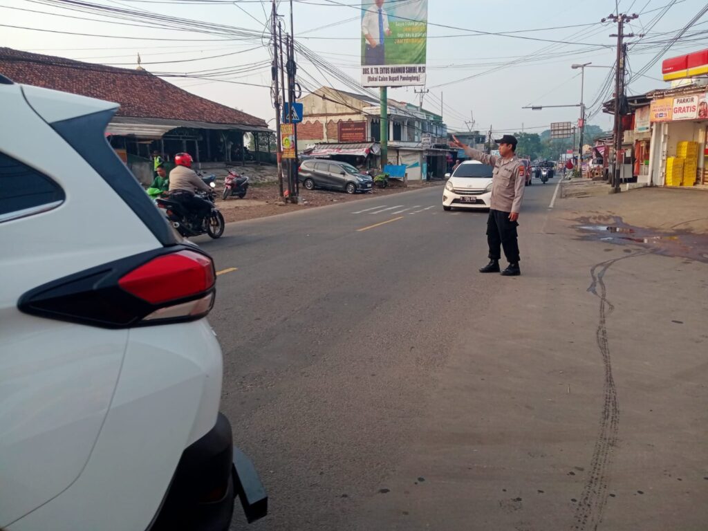 Polsek Cadasari Giat Atur Lalu Lintas Pagi di Depan Pasar: Upaya Lancarkan Akses Warga 8 WhatsApp Image 2024 06 20 at 09.55.26