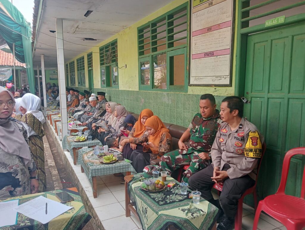 Bhabinkamtibmas Polsek Cadasari dan Babinsa Hadiri Kenaikan Kelas dan Perpisahan di MI Mua'talimin 7 WhatsApp Image 2024 06 20 at 09.56.24
