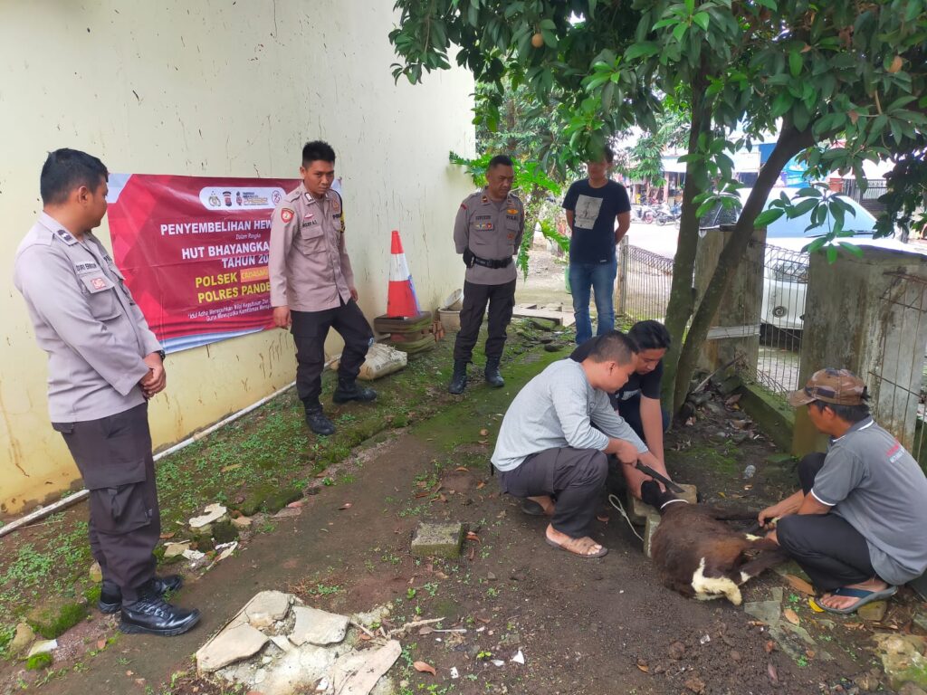 Polsek Cadasari Gelar Pemotongan Hewan Kurban di Idul Adha: Wujud Kepedulian dan Kebersamaan 6 WhatsApp Image 2024 06 20 at 09.56.44