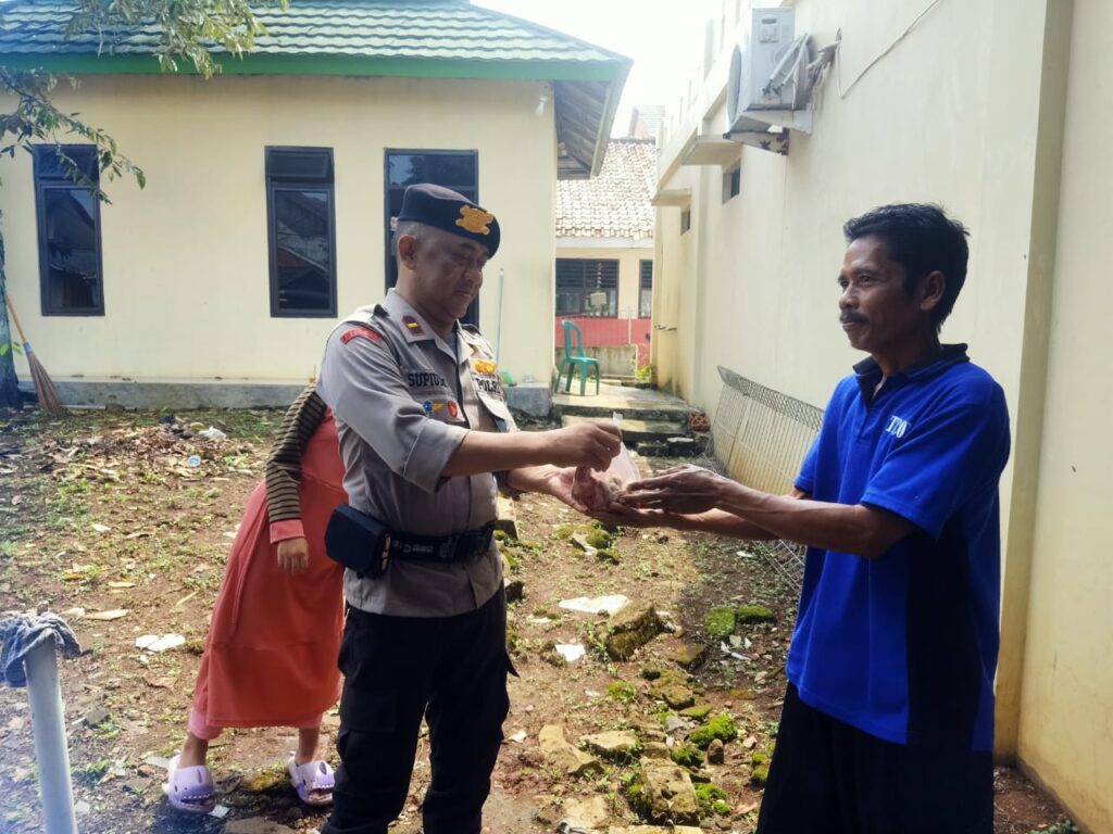 Peduli Sesama, Polsek Cadasari Salurkan Daging Kurban ke Masyarakat Sekitar 5 WhatsApp Image 2024 06 20 at 09.57.05
