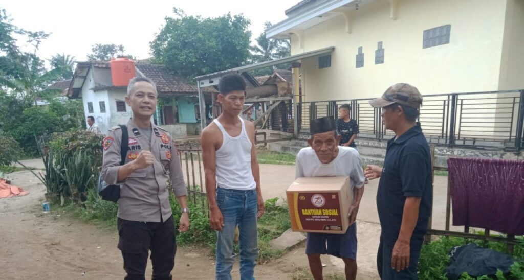 Bhabinkamtibmas Polsek Cadasari Salurkan Bantuan Sosial dari Kapolda Banten kepada Warga Tidak Mampu 4 WhatsApp Image 2024 06 20 at 09.57.28