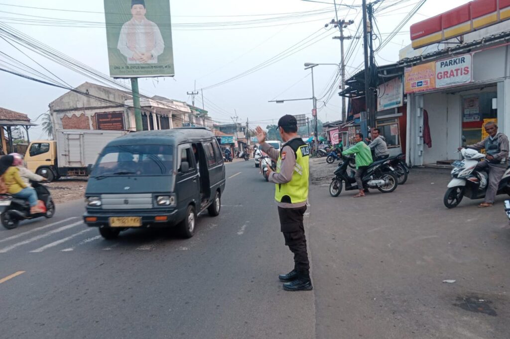 Anggota Polsek Cadasari Aktif Atur Lalu Lintas Sore Hari demi Kelancaran Jalan 3 WhatsApp Image 2024 06 20 at 09.58.44