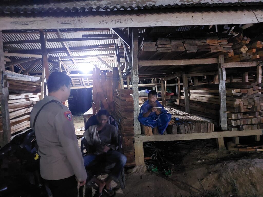Anggota Polsek Sumur Lakukan Patroli Dialogis dan Himbauan Kamtibmas untuk Ciptakan Situasi Aman dan Kondusif 10 WhatsApp Image 2024 06 20 at 12.46.02