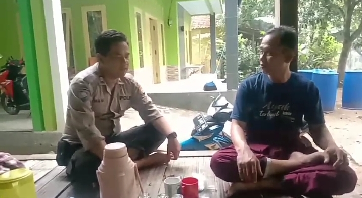 Bhabinkamtibmas Polsek Sumur Sosialisasikan Kamtibmas dan Silaturahmi di Desa Cigorondong 9 WhatsApp Image 2024 06 20 at 12.52.05